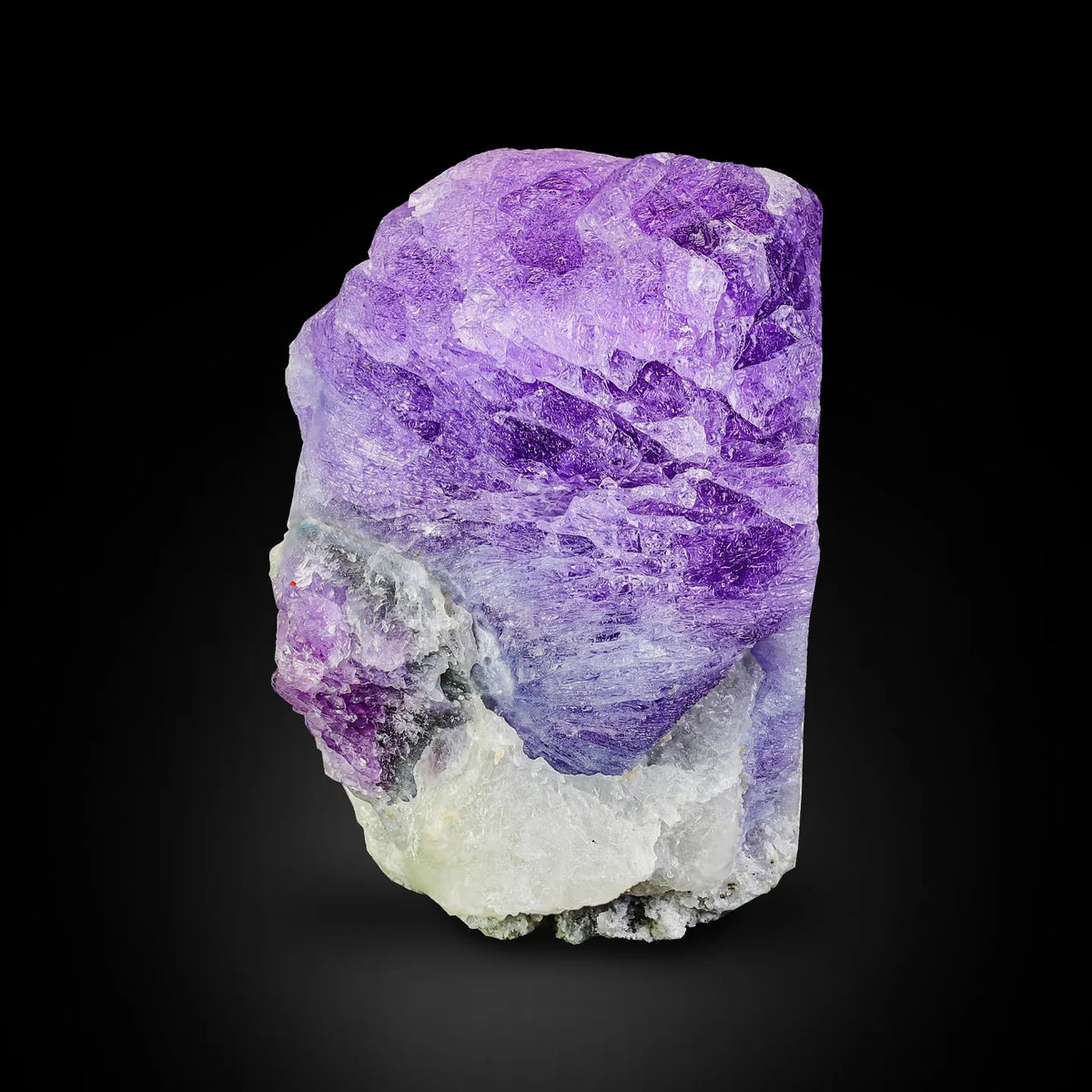 Spécimen de cristal de sodalite à terminaison fluorescente Spécimen de cristal de sodalite à terminaison fluorescente