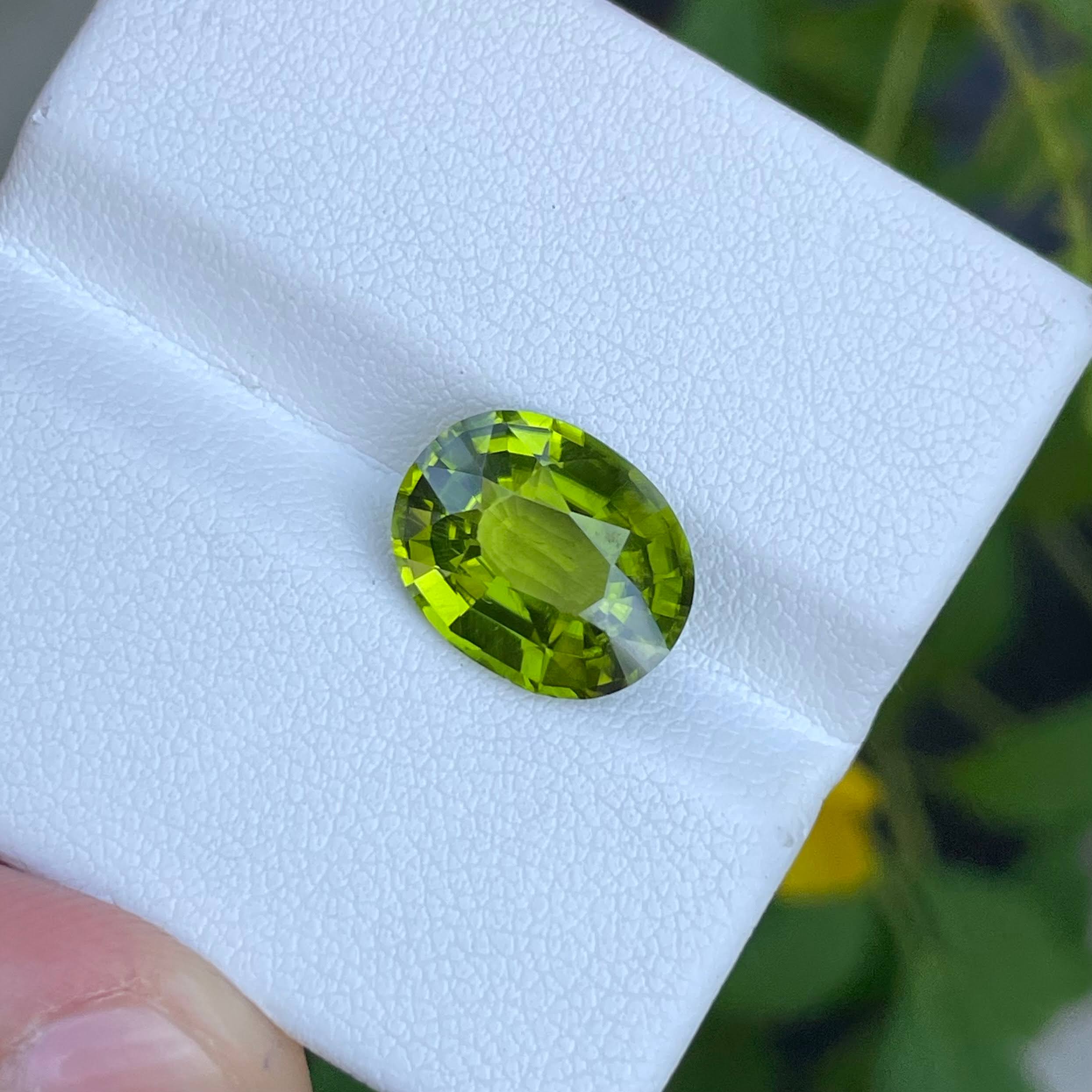 4.75 carats Green Peridot Stone Oval Cut