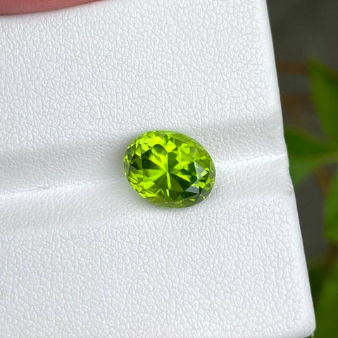 4.40 carats Green Peridot Stone Oval Cut