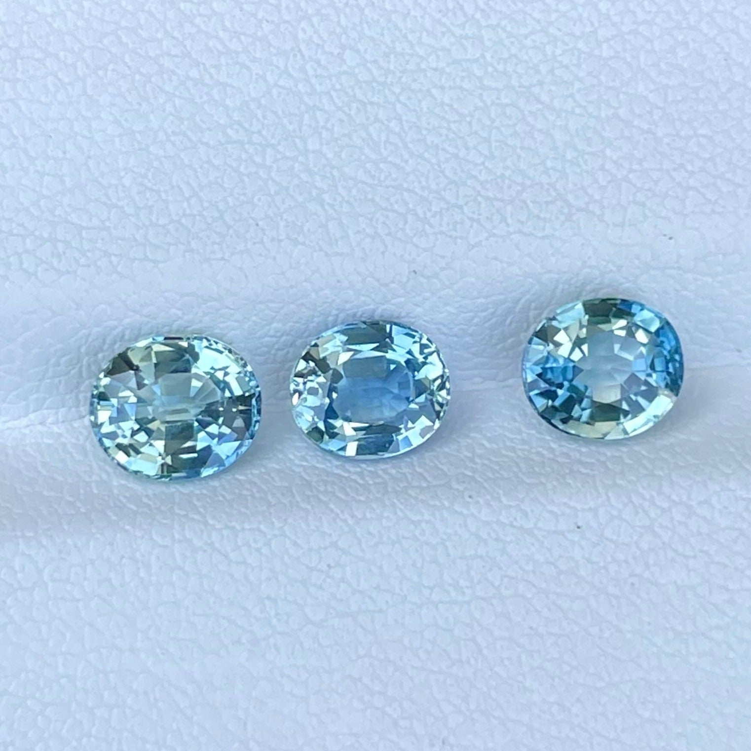 3.55 carats Blue Oval Sapphire Gemstones
