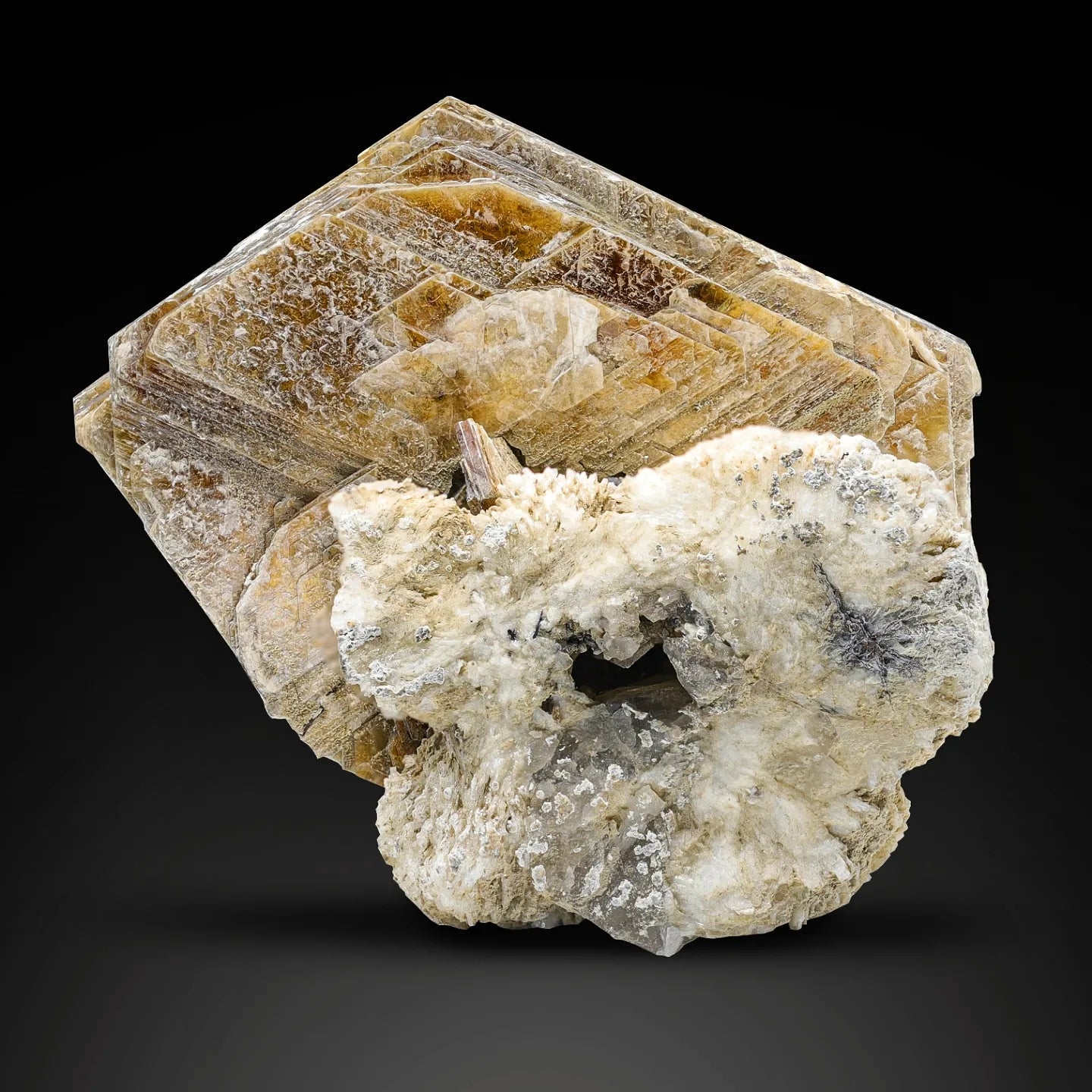 Masutomilite Mica with Cleavelandite