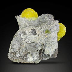 Brucite Crystals on Chromite Matrix