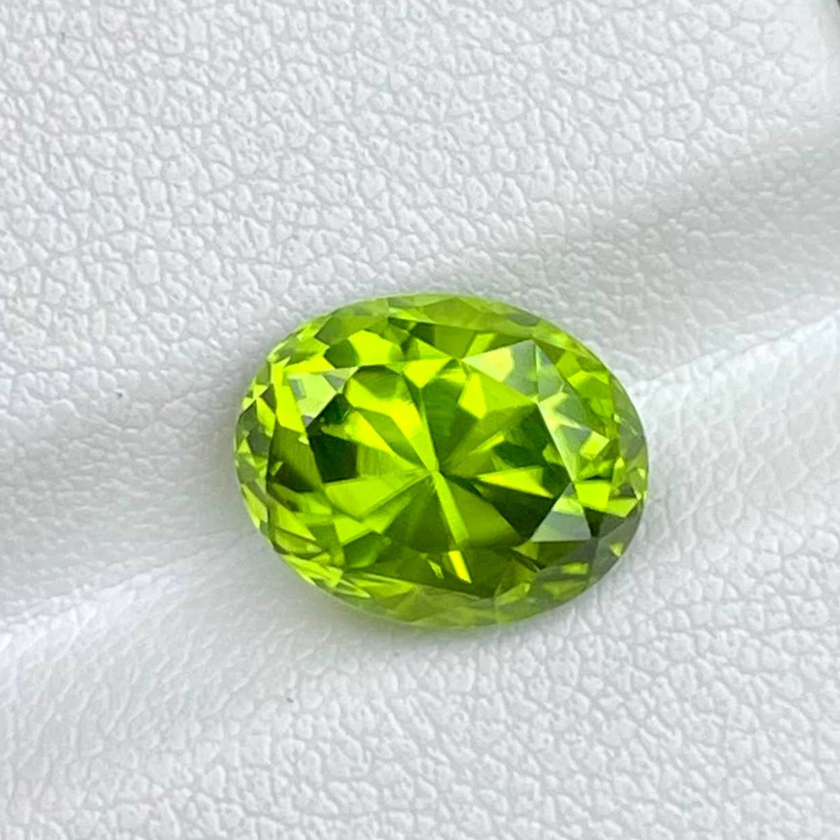 4.40 carats Green Peridot Stone Oval Cut