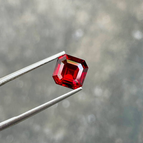 2.50 carats Vivid Red Garnet Stone