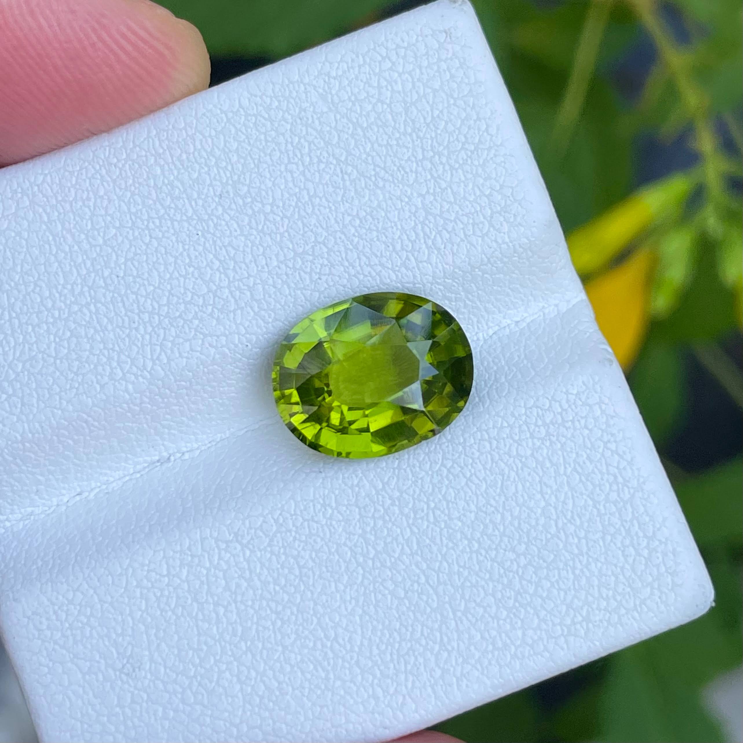 4.75 carats Green Peridot Stone Oval Cut