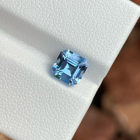 Elegance of Fine Quality Deep color Aquamarine Gemstone