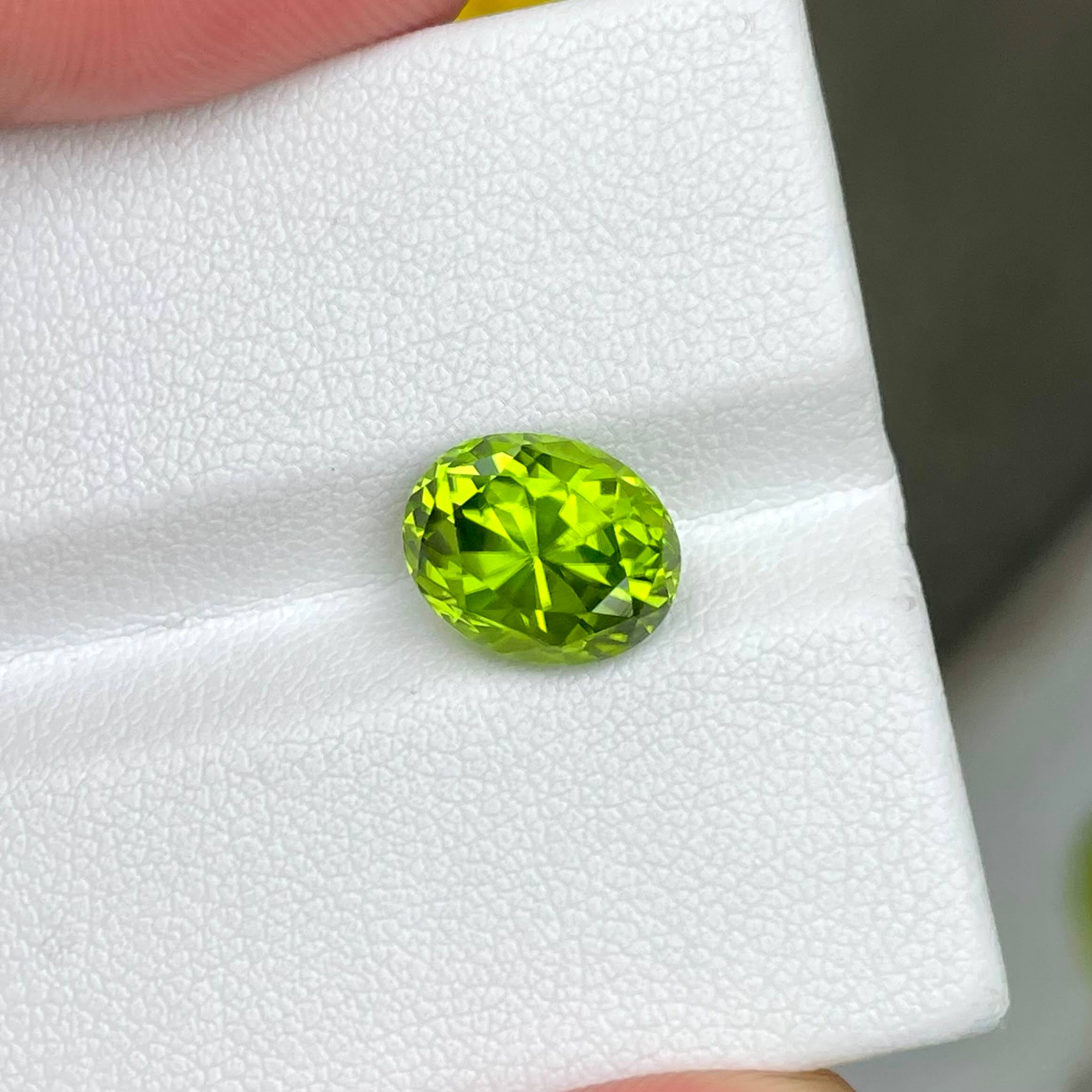 4.40 carats Green Peridot Stone Oval Cut