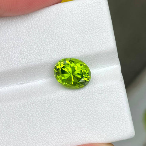 4.40 carats Green Peridot Stone Oval Cut