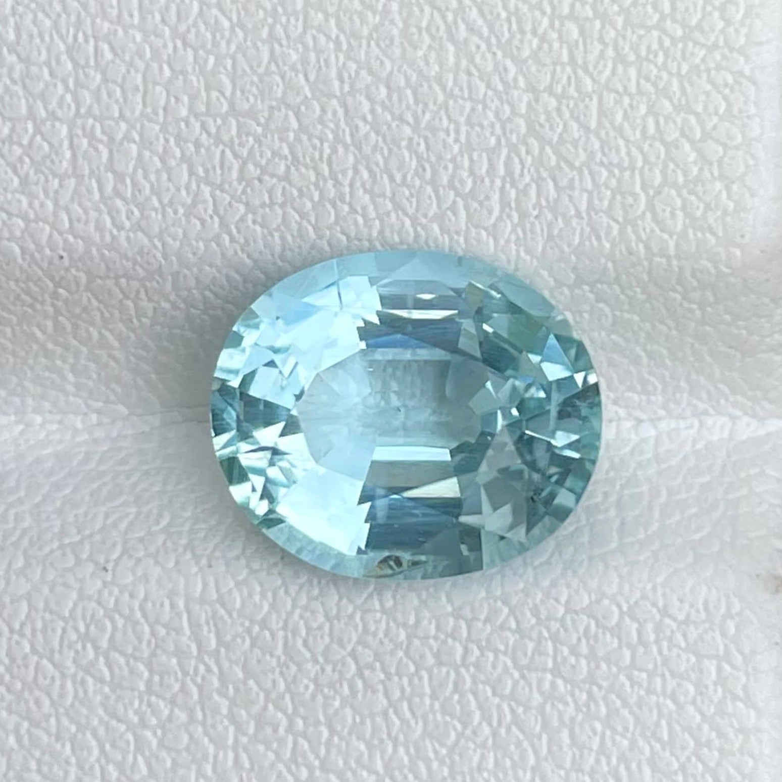 3.85 Carats Gem Blue Aquamarine Stone