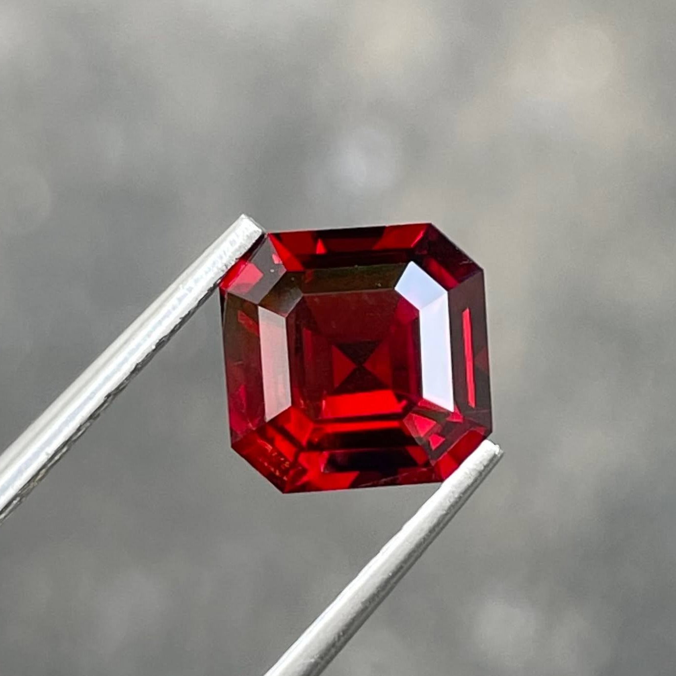 2.50 carats Vivid Red Garnet Stone