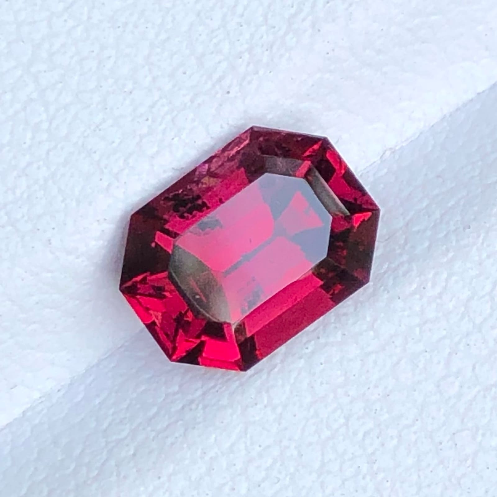 2.65 carats Faceted Raspberry Rhodolite Garnet