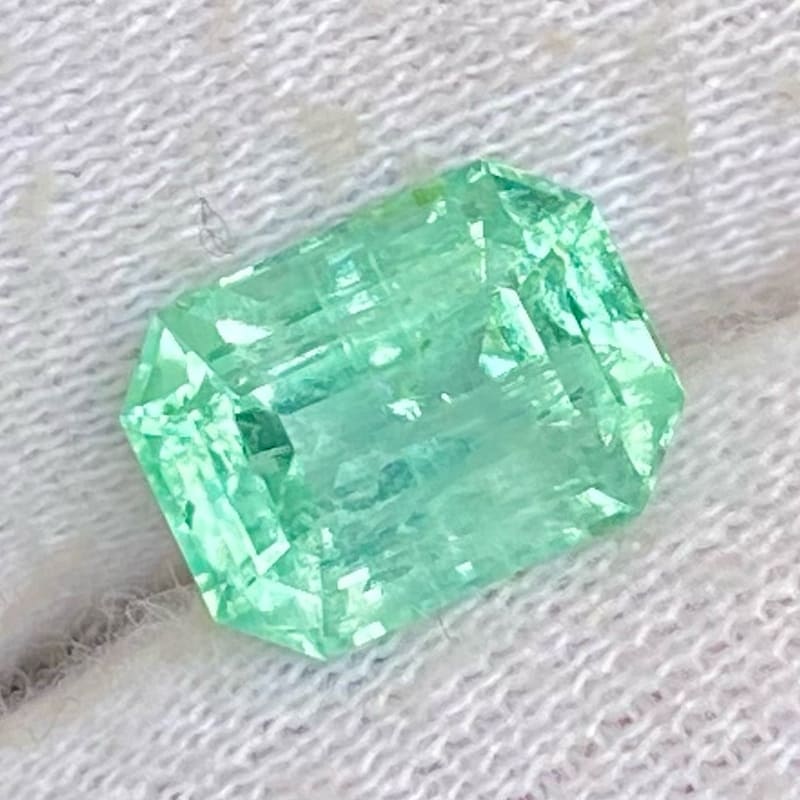 2.4 carats Emerald
