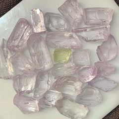 245ct Rough Pink Kunzite