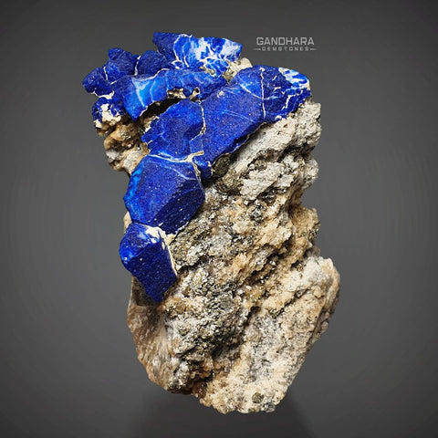 Robust Blue Lazurite Crystals on Calcite with Pyrite